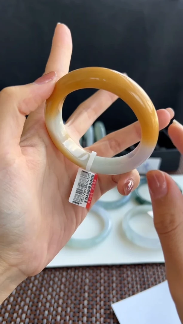 翡翠手镯未镶嵌6666号52.4*11.4*8.9