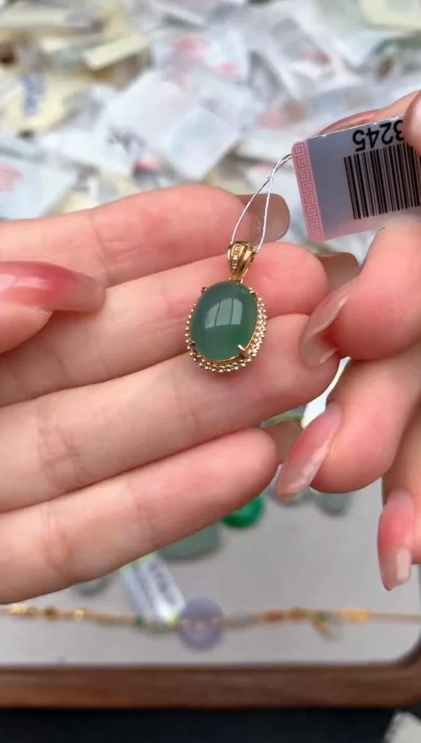 18K金镶嵌挂件翡翠1