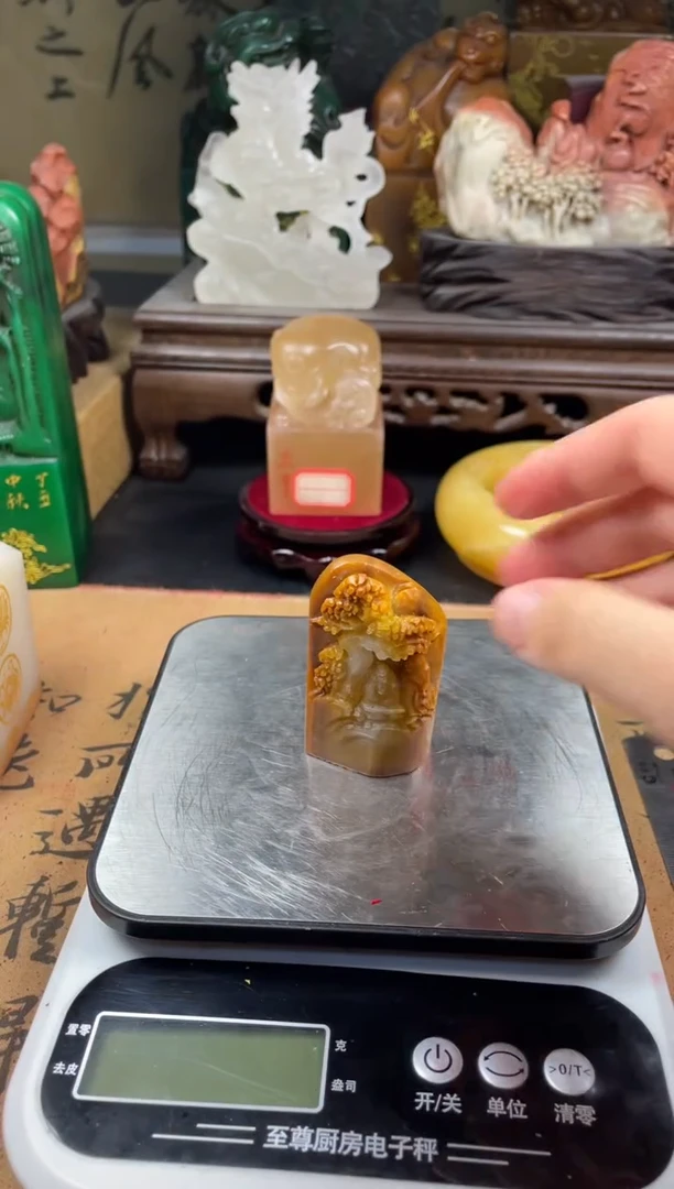 寿山石印石黄冻石高浮雕作品 长乐