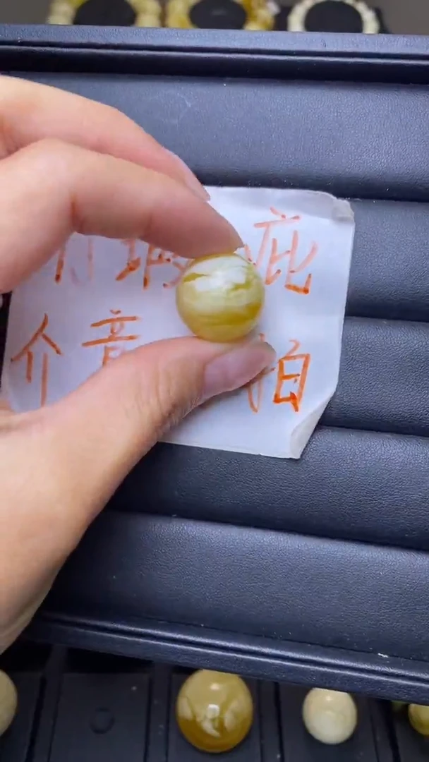 未镶嵌琥珀裸石葵. 63