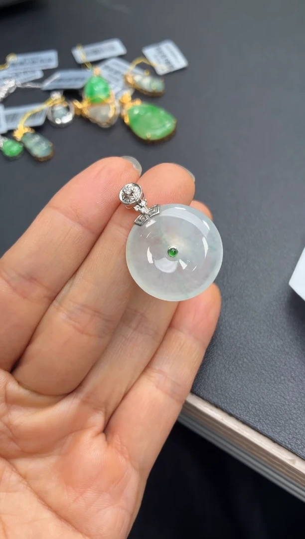 颈饰18K金镶嵌翡翠天然翡翠A货