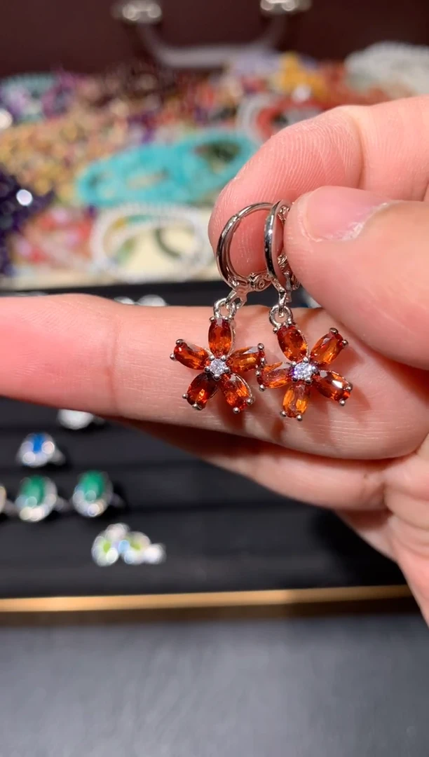 未镶嵌耳饰石榴石（芬达石）W71