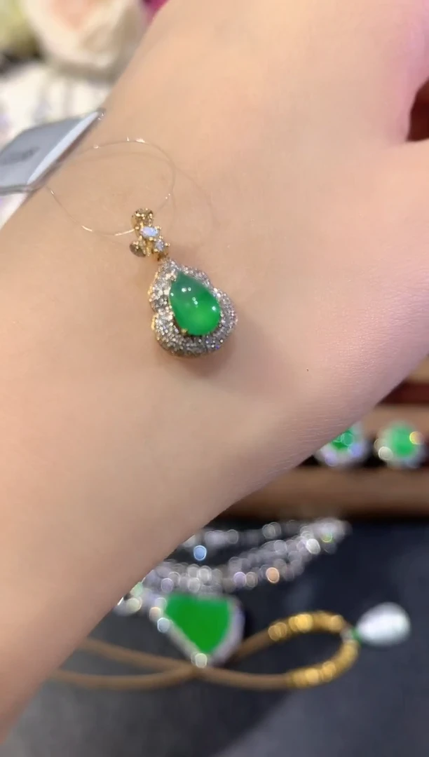 吊坠(不含链)18K金镶嵌翡翠a32