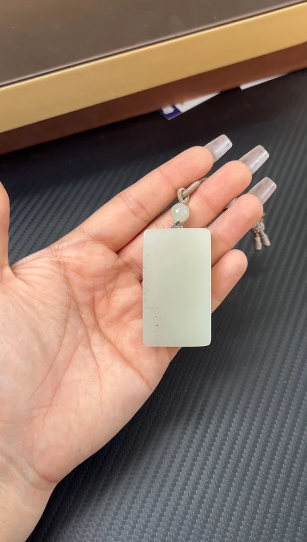 吊坠(赠链)未镶嵌和田玉黑山微色差吊坠S