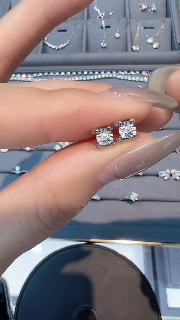 【闪购商品】钻石耳饰18K金镶嵌耳钉