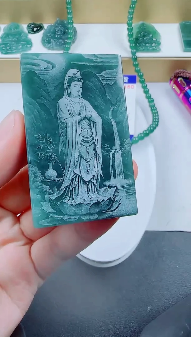 翡翠未镶嵌颈饰方观音