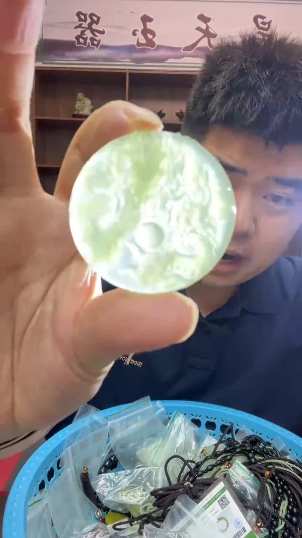 岫玉未镶嵌颈饰吊坠