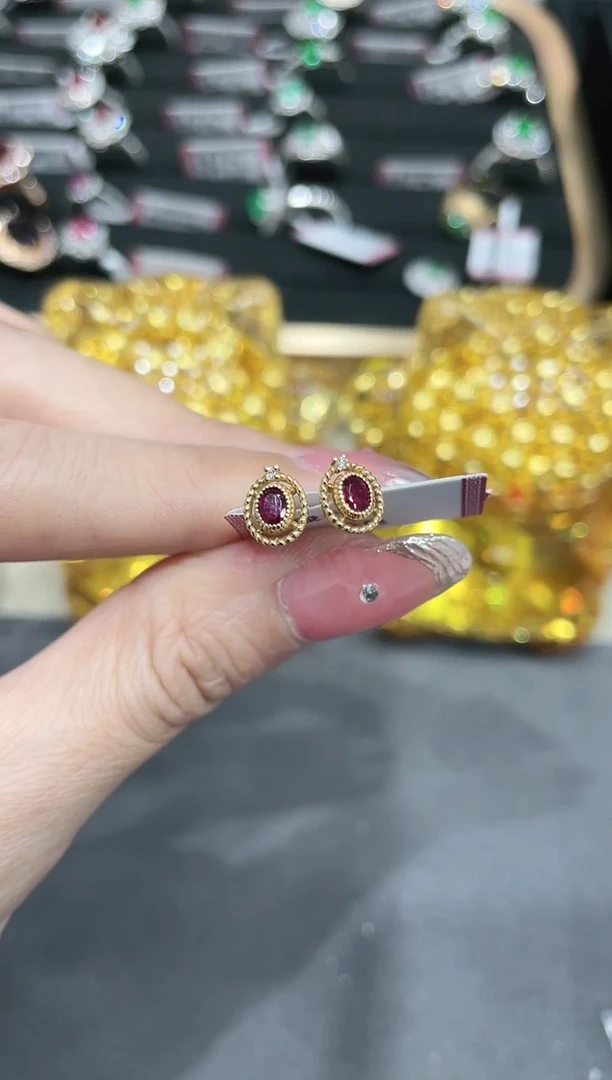 耳饰18K金镶嵌红宝石耳饰