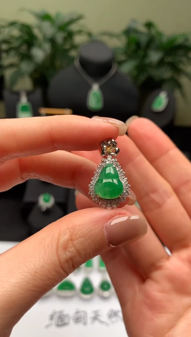 【闪购商品】翡翠颈饰18K金镶嵌绿葫芦