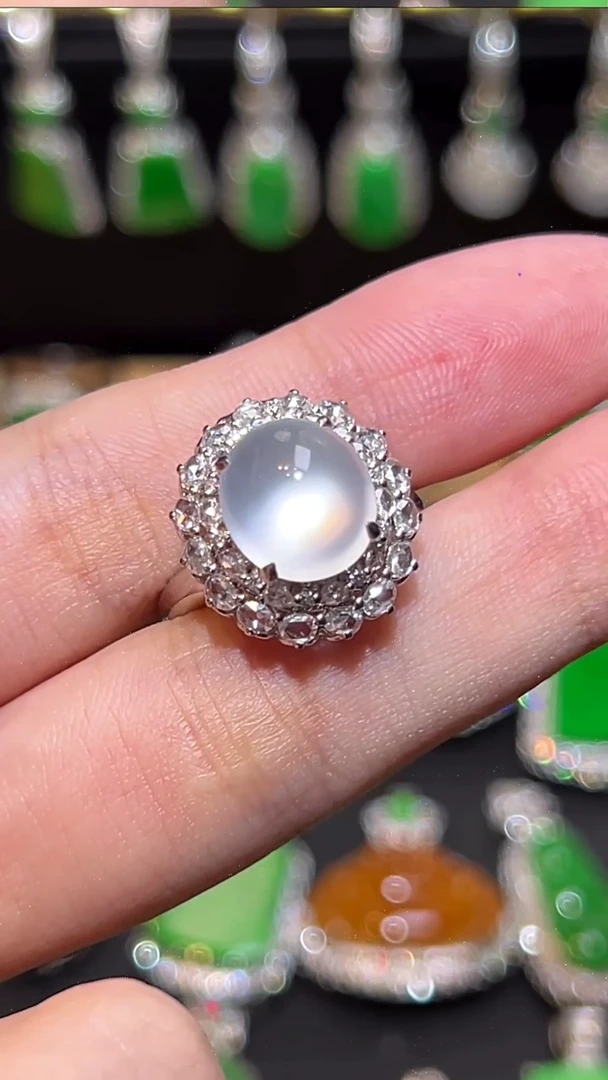 颈饰18K金镶嵌翡翠吊坠