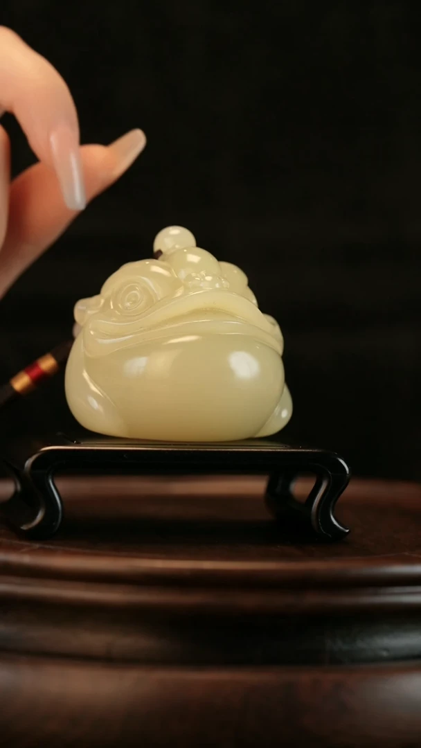 云南石竹叶青雕刻：招财金蟾
