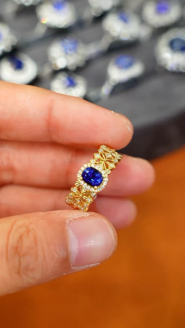 【闪购商品】蓝宝石戒指18K金镶嵌0.93ct皇家蓝