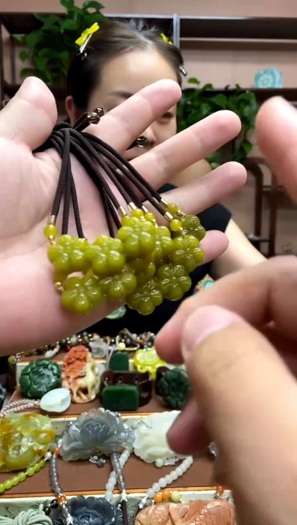 未镶嵌岫玉吊坠多样性发货发其中之一