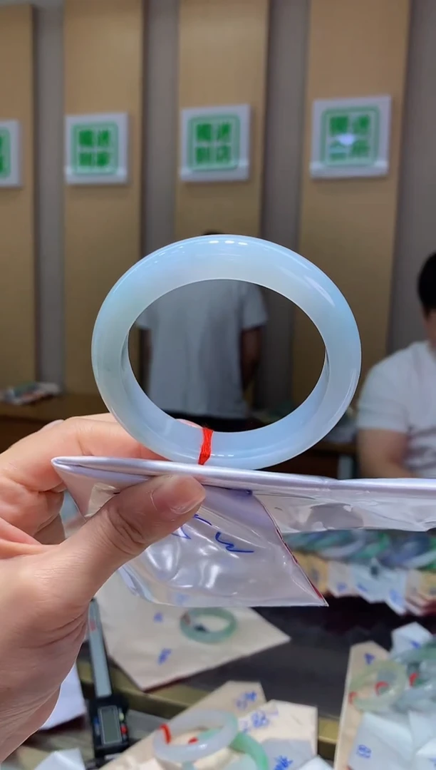 翡翠手镯未镶嵌-Q249圈口57*13*9