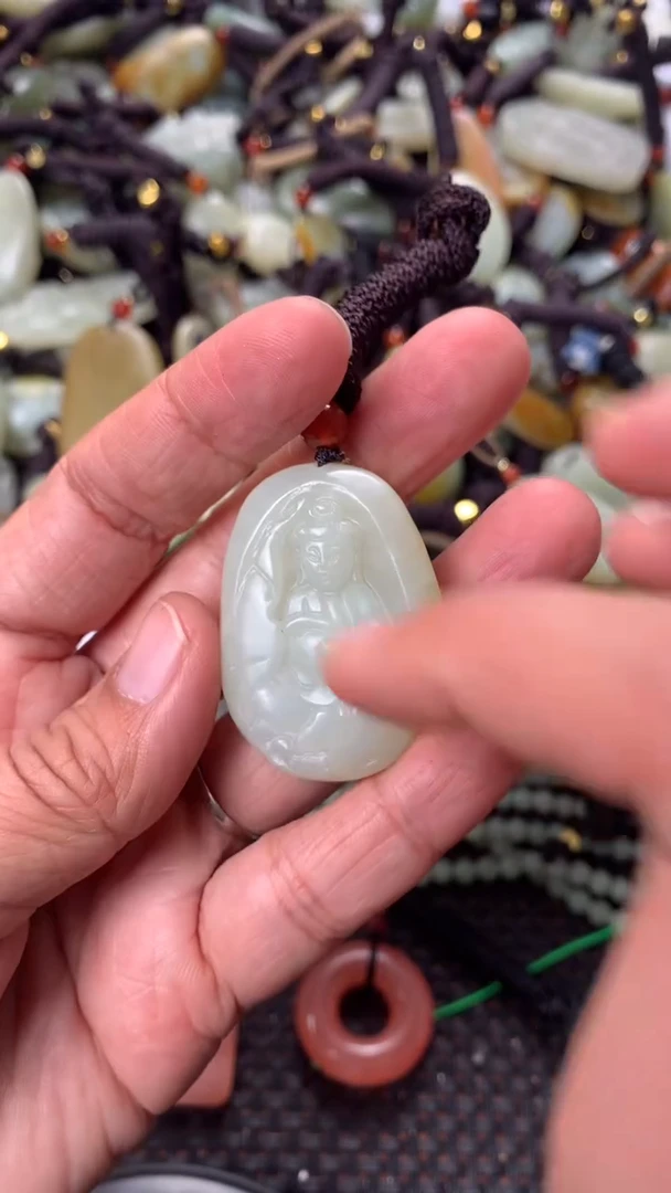 【闪购商品】和田玉颈饰未镶嵌多样性发货没有证书，拍一发一.有瑕