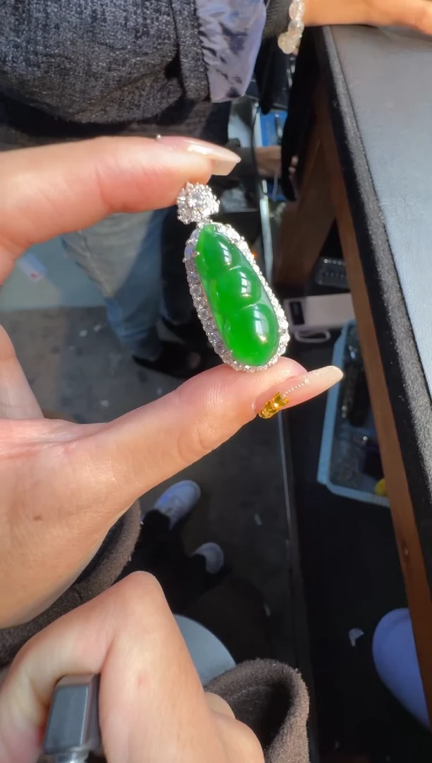 未镶嵌定制翡翠翡翠A货有轻微色差属于正常现象，豆子多样性发货1