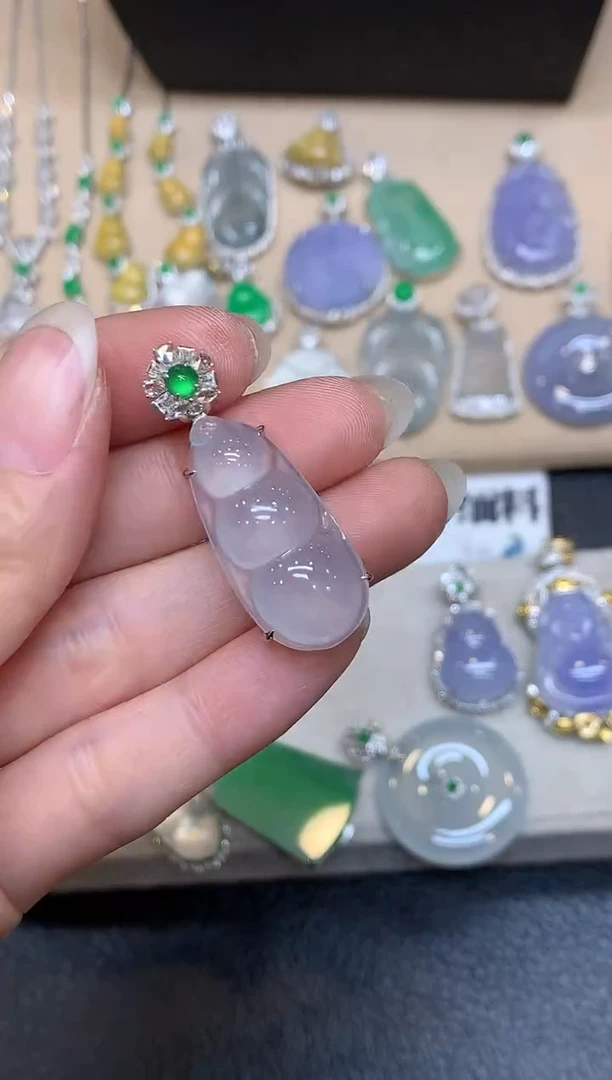 颈饰18K金镶嵌翡翠福豆【无服务费