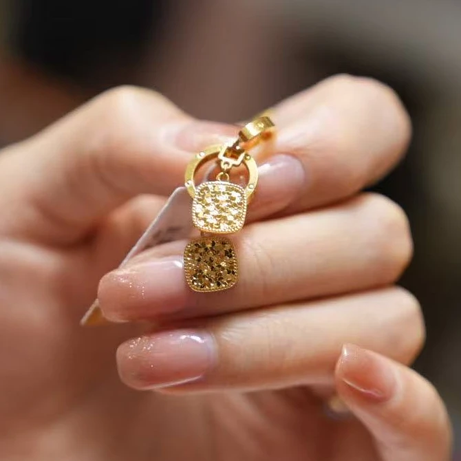 【巧玲专属】足金999碎碎冰方形耳环 经典时尚百搭 4.63