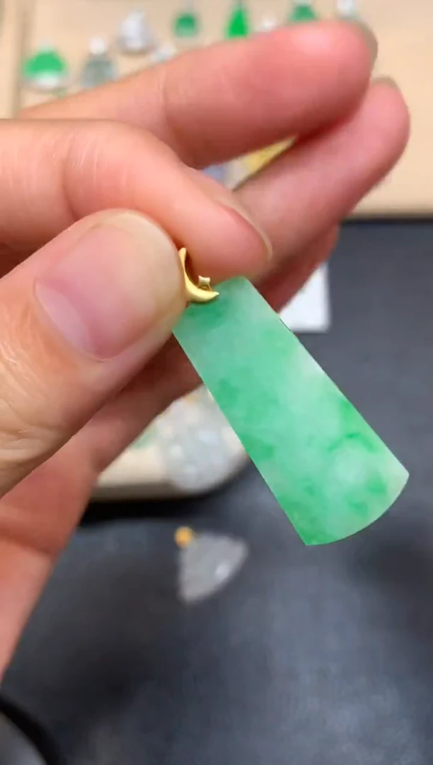 颈饰18K金镶嵌翡翠无事牌【无服务费