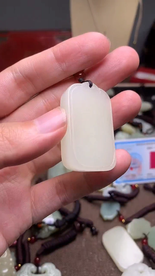 玉新疆料青海料清水平安牌吊坠