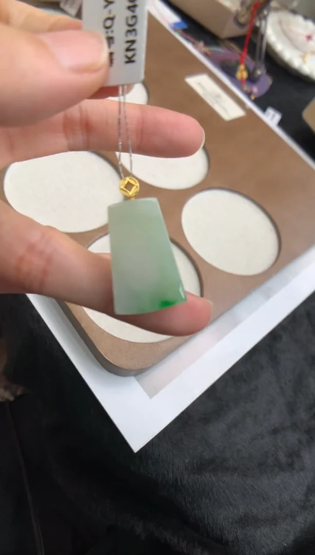 翡翠18K金镶嵌颈饰无事牌