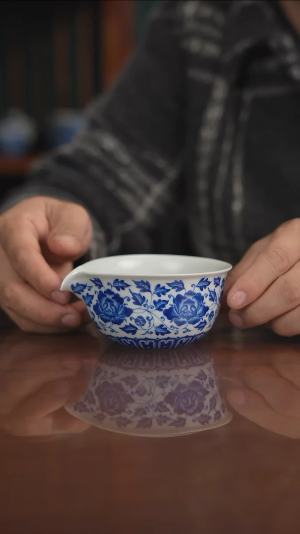 晓月窑青花缠枝牡丹