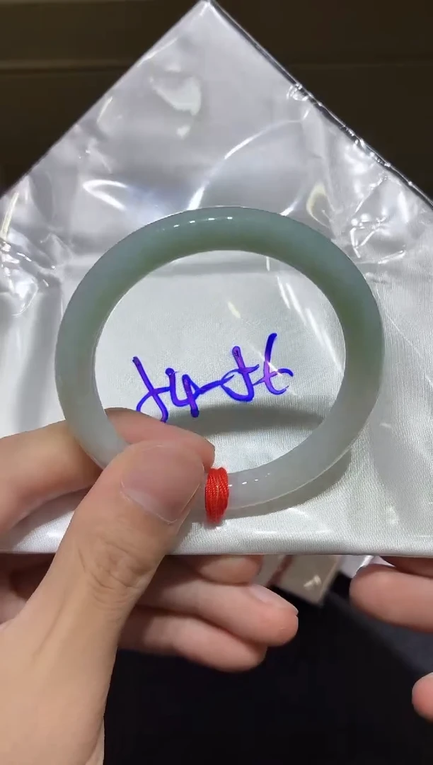 翡翠手镯未镶嵌翡翠手镯