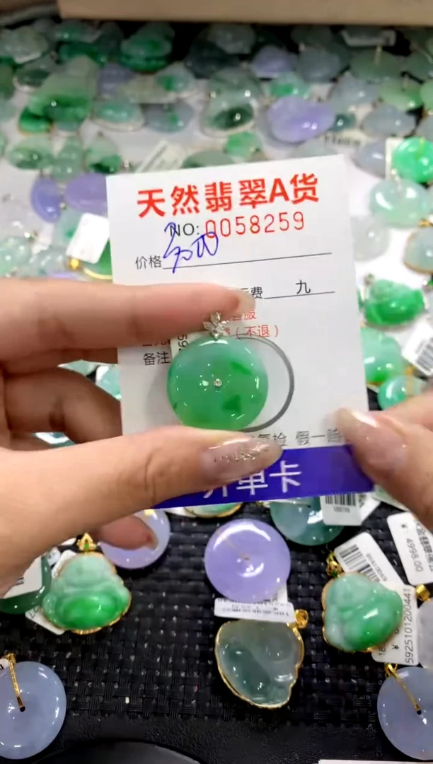 颈饰18K金镶嵌翡翠1111111111111111