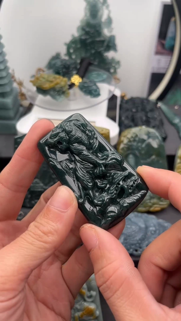 颈饰未镶嵌翡翠虎牌