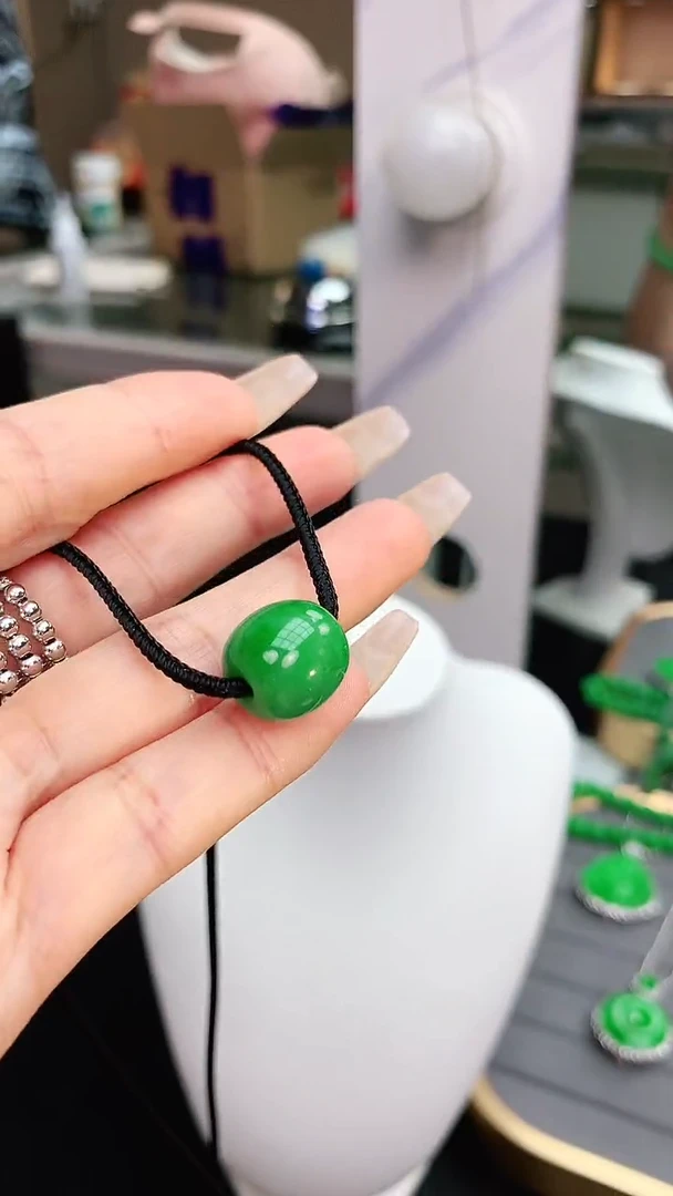 颈饰未镶嵌翡翠赠礼盒证书