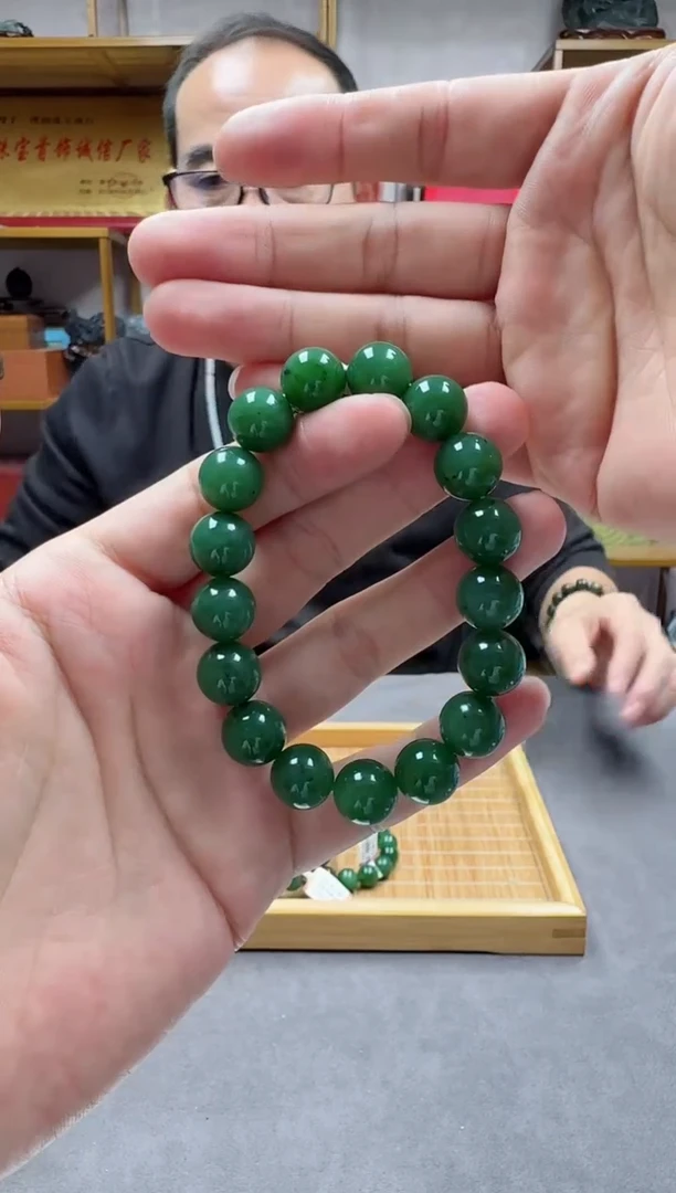 未镶嵌手链和田玉12俄碧辣绿