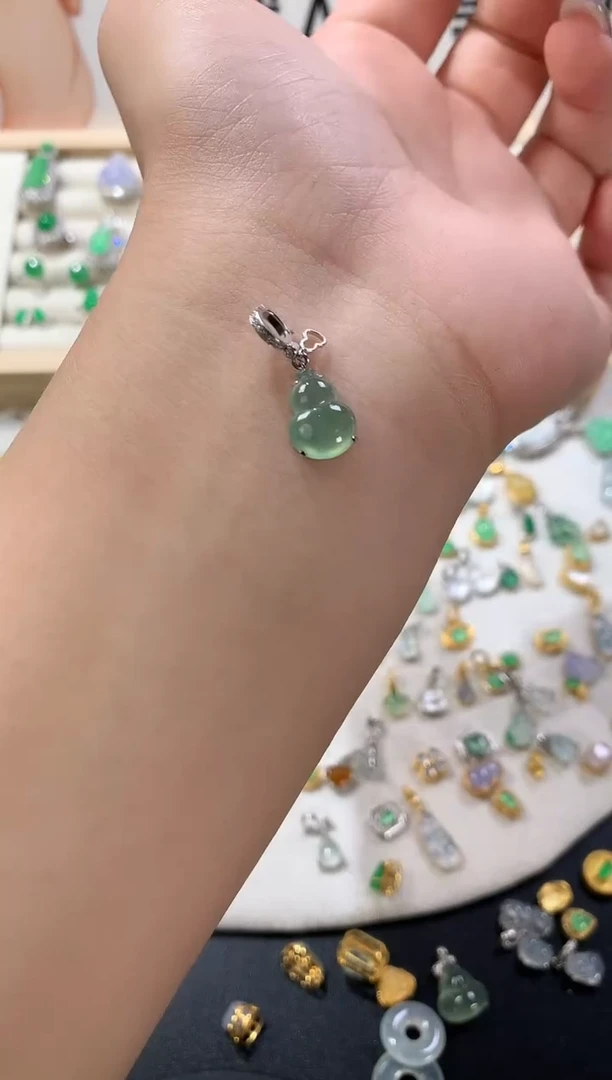 颈饰18K金镶嵌翡翠葫芦
