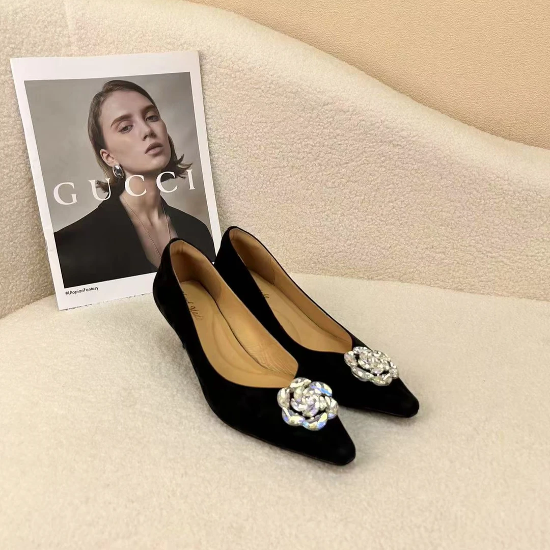 2025春季新款 钻扣山茶花细跟百搭尖头浅口时尚中跟单鞋