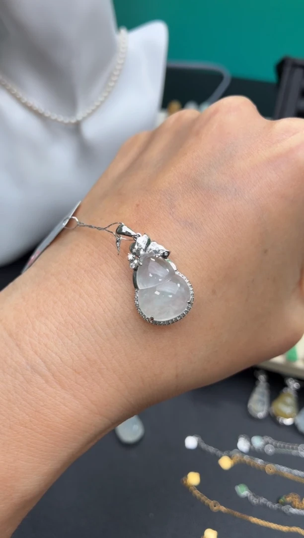 颈饰18K金镶嵌翡翠天然翡翠A货