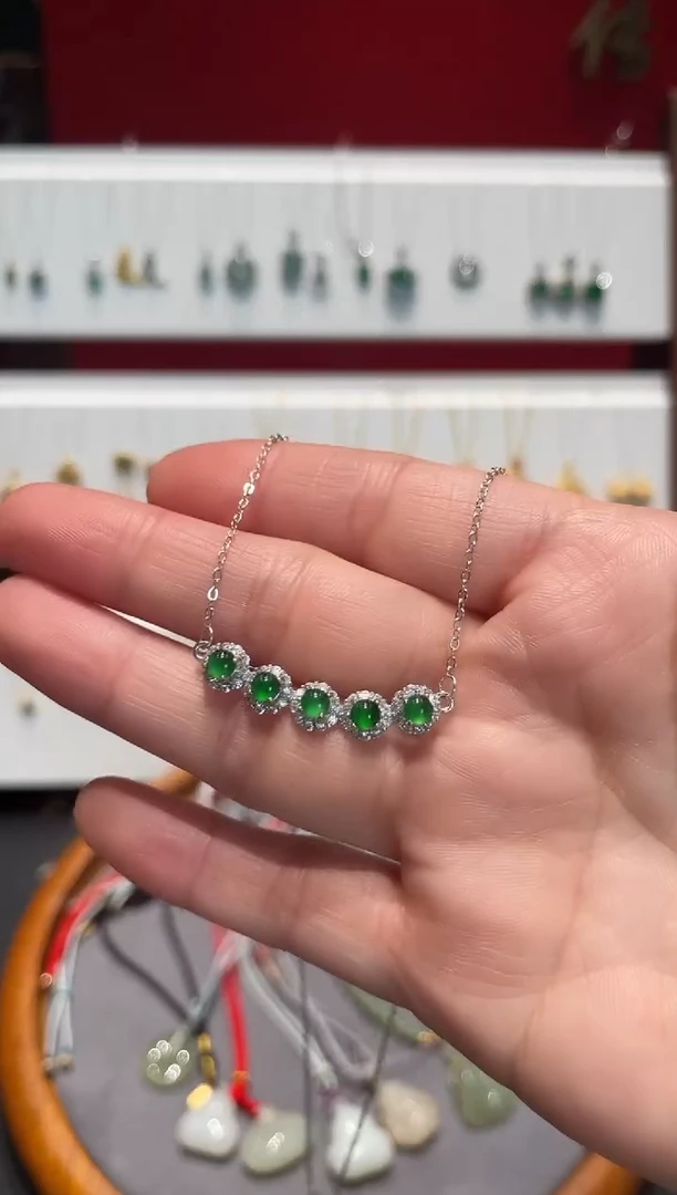 颈饰银S925镀金镶嵌翡翠微笑吊坠