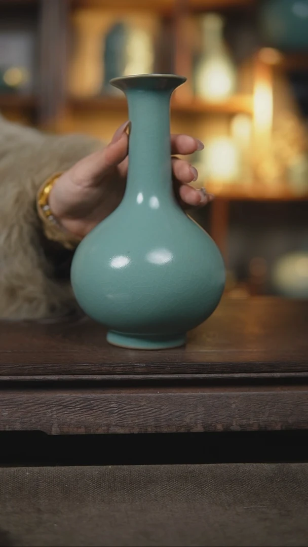 【闪购商品】杯鼓腹鹅颈瓶20.5大瑕