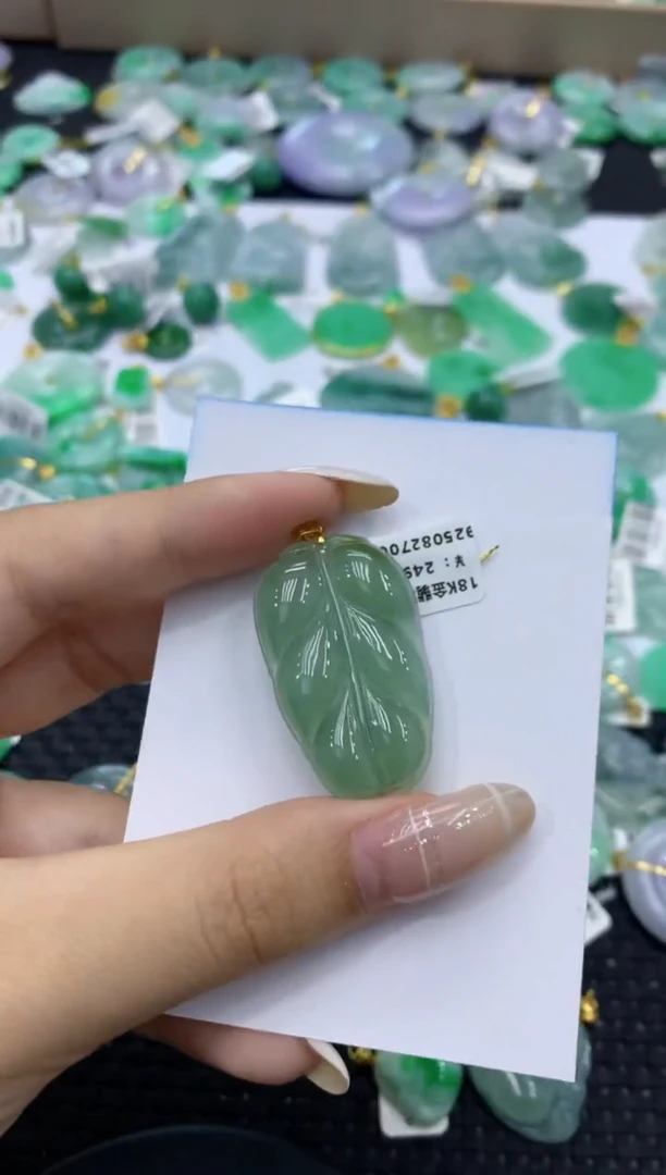 颈饰18K金镶嵌翡翠天然缅甸翡翠A货
