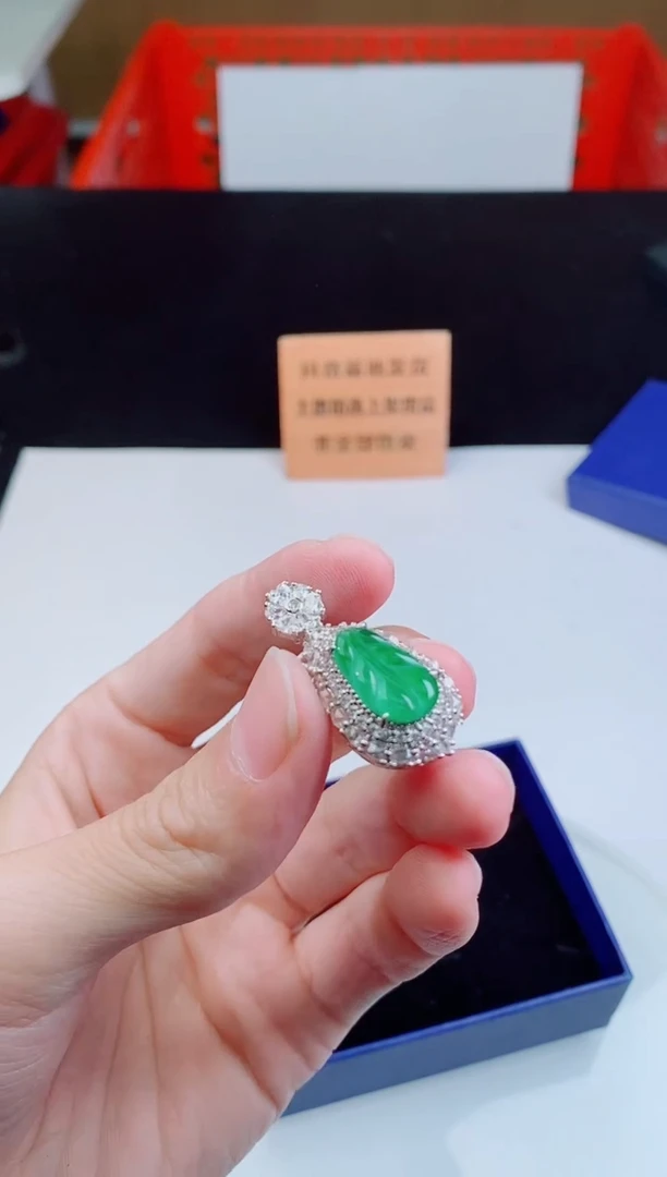 颈饰未镶嵌翡翠   ·