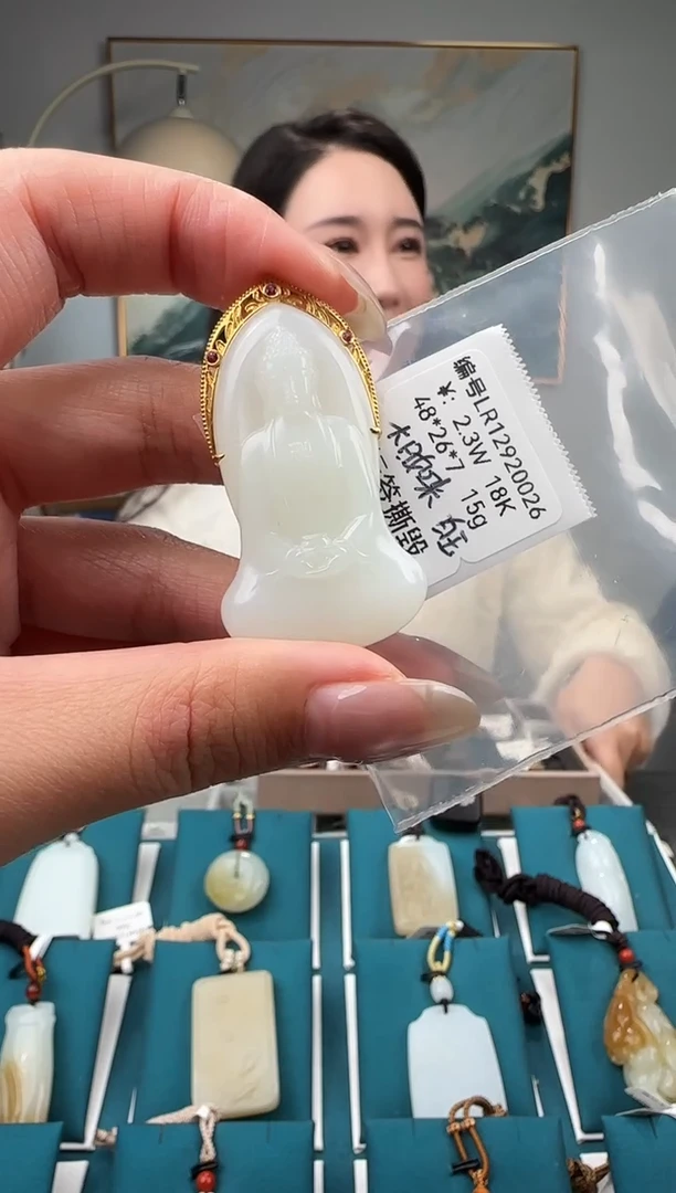 颈饰18K金镶嵌和田玉LR