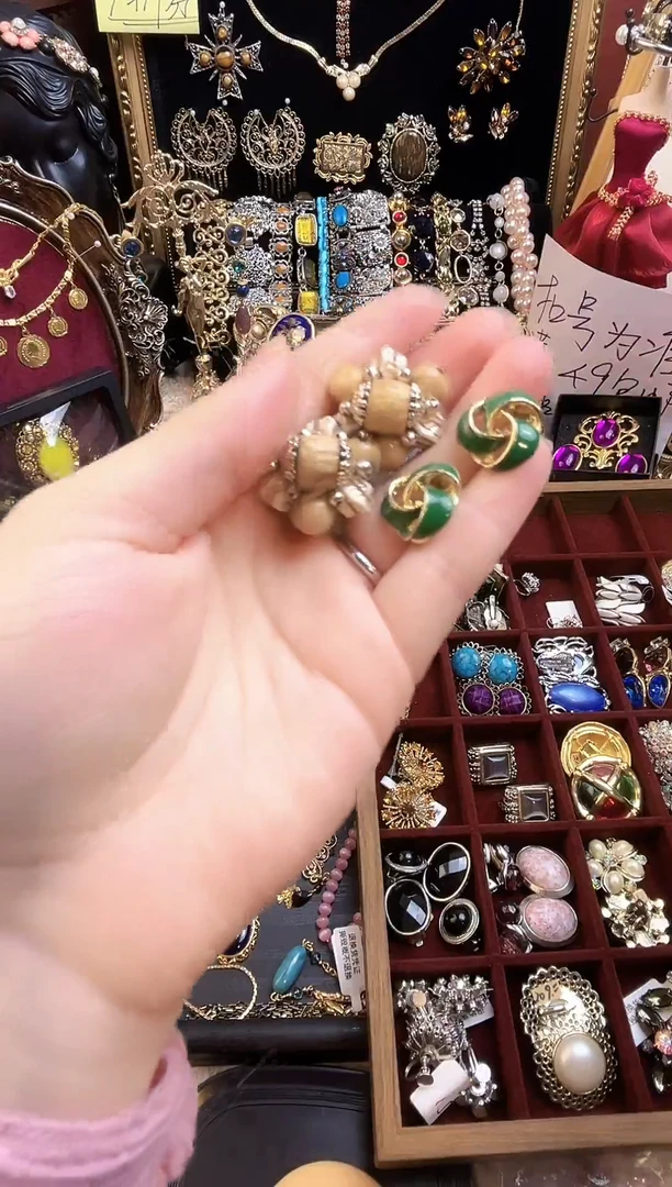 中古饰品 默认微瑕 N退换(货品总金额：69元，运费不退)