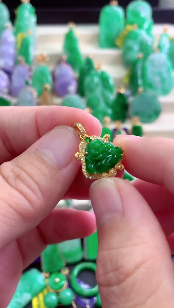 颈饰18K金镶嵌翡翠挂件