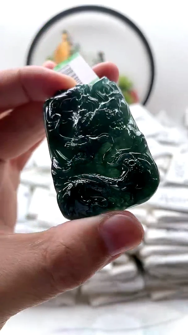 颈饰未镶嵌翡翠龙牌