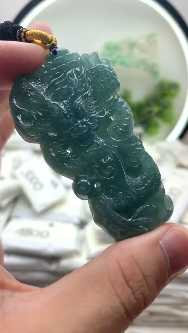 颈饰未镶嵌翡翠龙牌