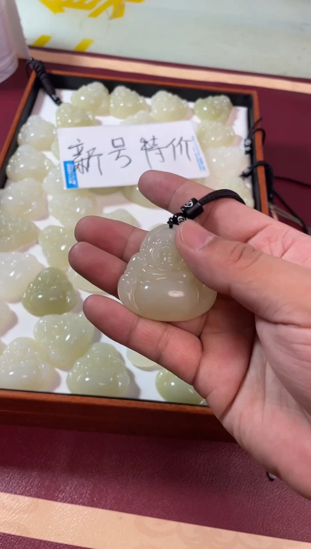 吊坠(赠链)未镶嵌石英质玉二*40佛