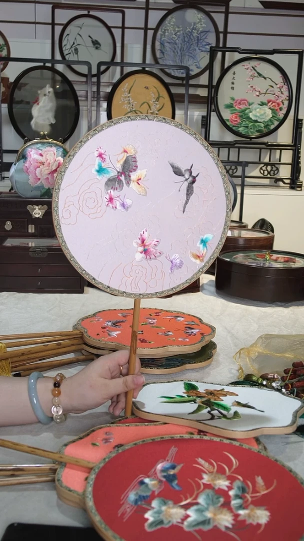 织绣粉色蝴蝶+红色荷花鸳鸯圆形湘妃竹扇子