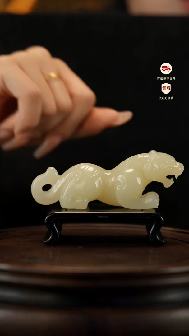 云南石竹叶青雕刻：伏虎手把件摆件镇尺