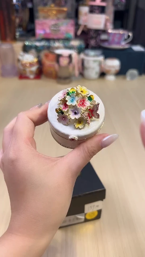 35白色圆形樱花盒