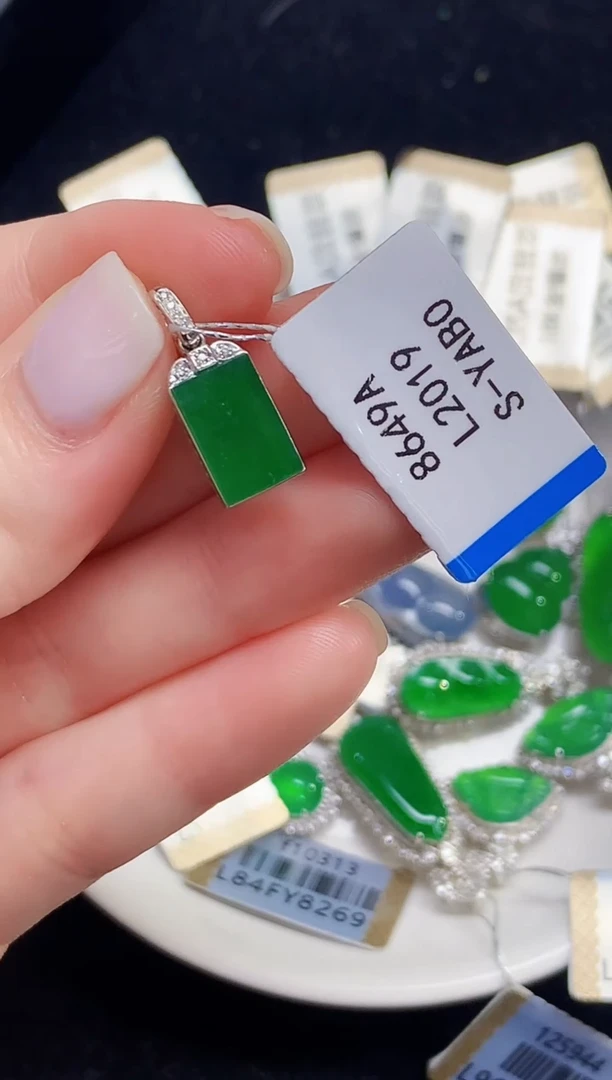 吊坠(不含链)18K金镶嵌翡翠L2019多样性发其一