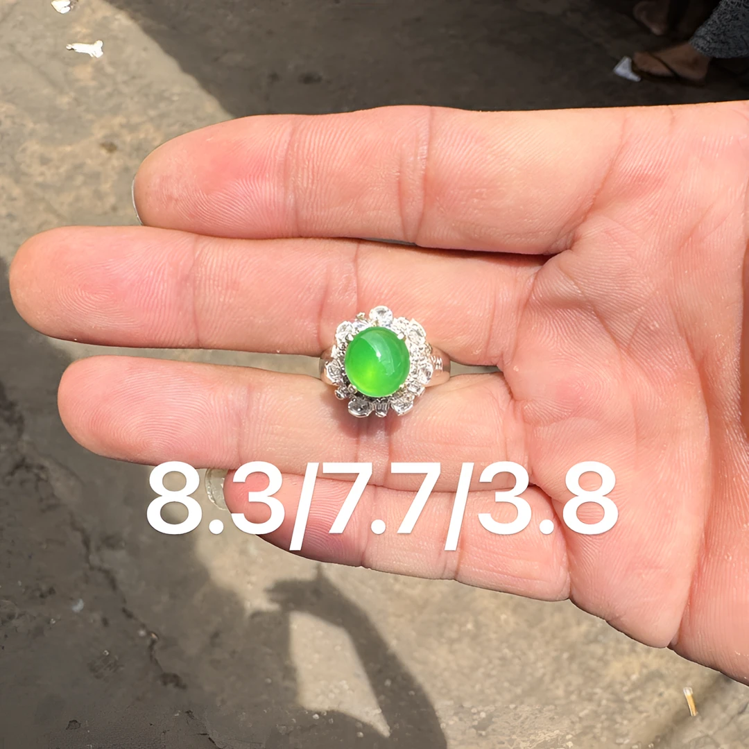 0924(小哪吒在源头)冰种翡翠木那甜阳绿戒面干净肉细饱满荧光足