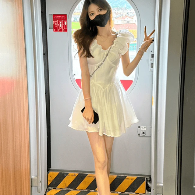 茶歇法式白色v领仙女裙夏款新款小个子高级感收腰显瘦短裙子